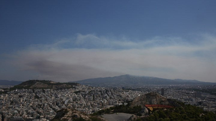 Φωτιά στον Κάλαμο: Πυκνός καπνός σκέπασε τον Αττικό ουρανό (εικόνες)